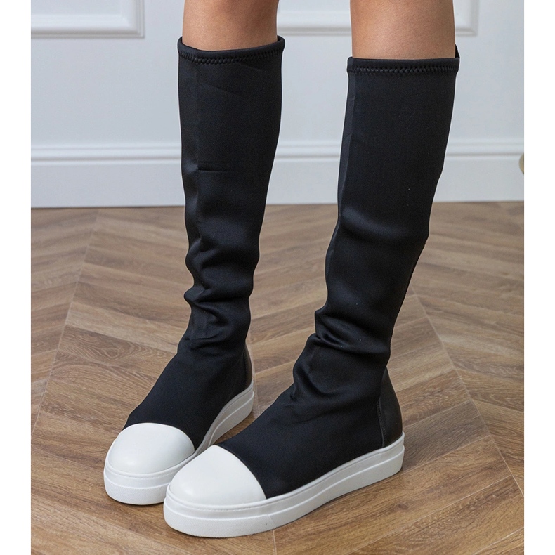 Botas de material preto com uma parte superior elástica 2