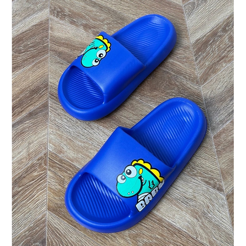 Os chinelos de crianças azuis com impressão azul 1 Os chinelos de crianças azuis com impressão azul 1