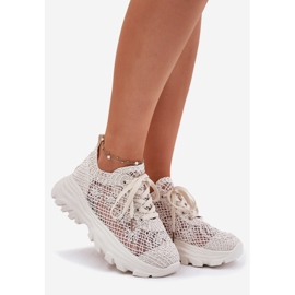 Tênis femininos com uma parte superior bege de crochê 1
