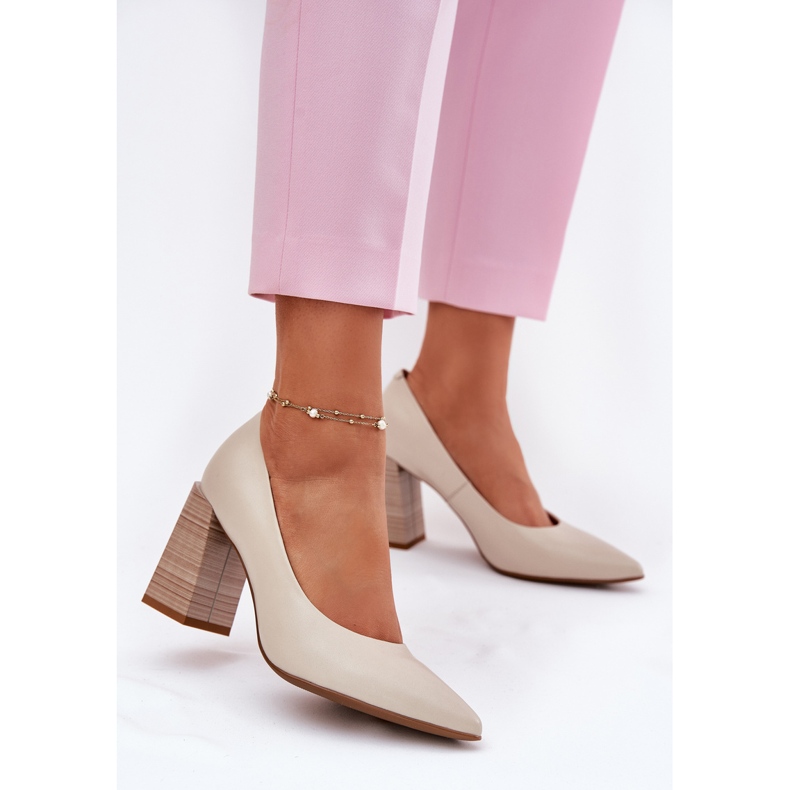 EVento Bombas de couro no post bege 2