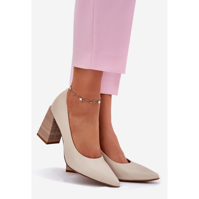 EVento Bombas de couro no post bege 1