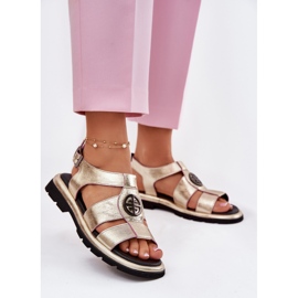 Sandálias de couro feminino envernizadas com um detalhe decorativo Artiker 56C0689 PLN dourado 2