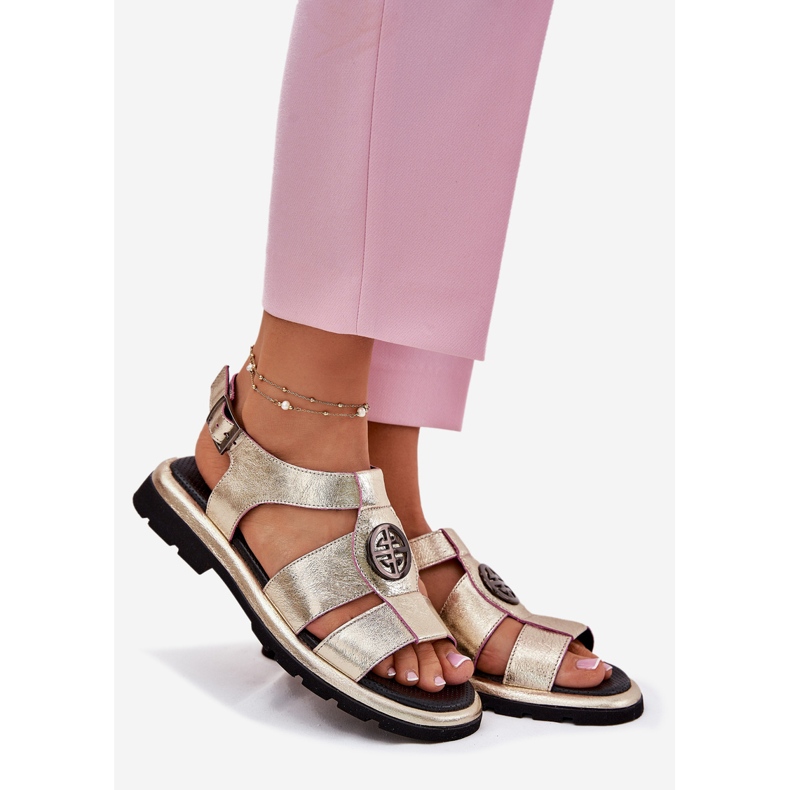 Sandálias de couro feminino envernizadas com um detalhe decorativo Artiker 56C0689 PLN dourado 1
