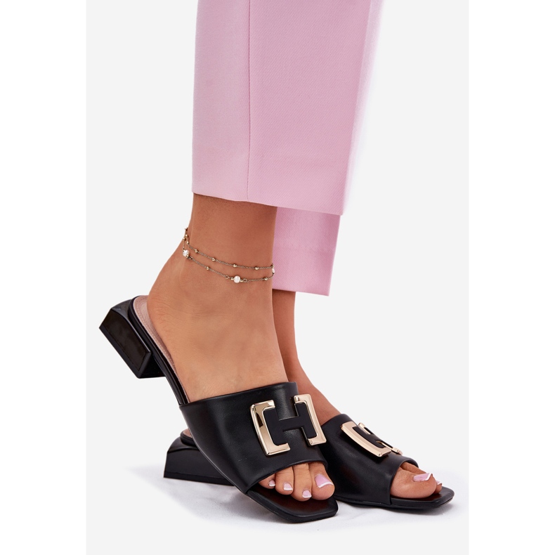 Vinceza Slippers de mulheres elegantes em um quarteirão com um detalhe dourado de Vincez 62229 Black preto 1