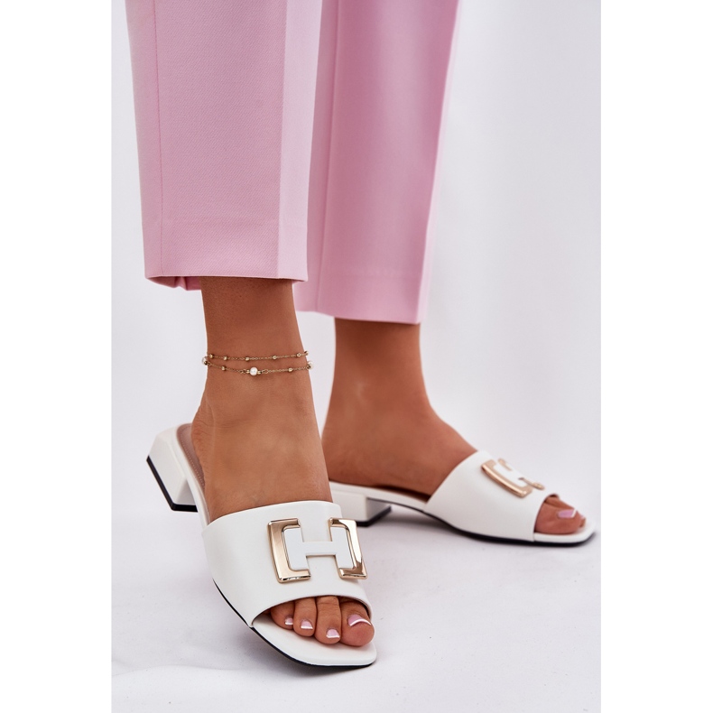 Vinceza Slippers de mulheres elegantes em um quarteirão com um detalhe dourado Vincez 62229 White branco 2