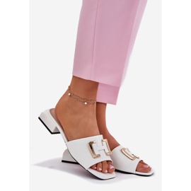 Vinceza Slippers de mulheres elegantes em um quarteirão com um detalhe dourado Vincez 62229 White branco 1