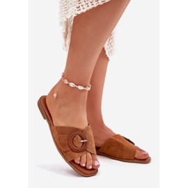 Chinelos femininos de grama plana com fivela de camelo castanho 1 Chinelos femininos de grama plana com fivela de camelo castanho 1