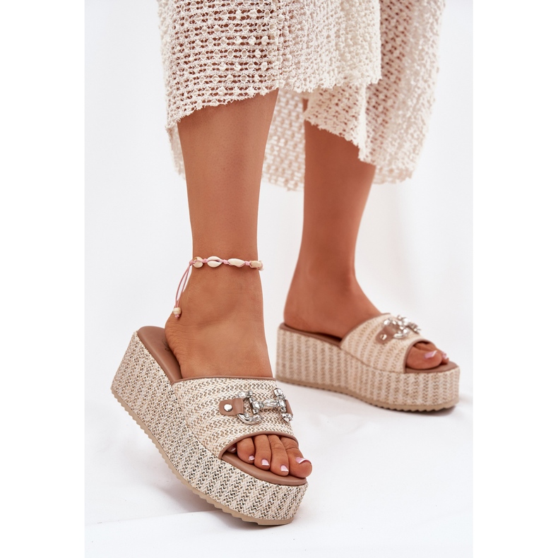 Cunhas femininas com cunha com decoração de trança e bege 2 Cunhas femininas com cunha com decoração de trança e bege 2