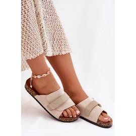 Chinelos femininos com velcro em uma plataforma de cortiça bege 2 Chinelos femininos com velcro em uma plataforma de cortiça bege 2