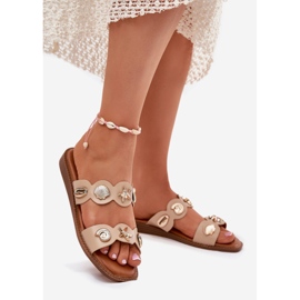 Chinelos femininos com alfinetes dourados bege 1