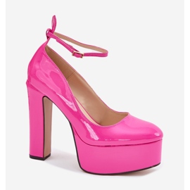 Bombas pintadas em um poste alto e plataforma rosa 1