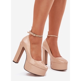 Bombas pintadas em uma plataforma alta e bege 1