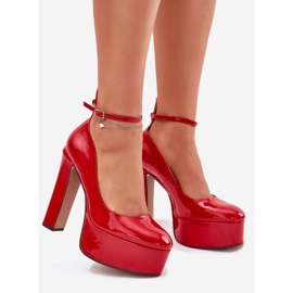 Bombas pintadas em um poste alto e plataforma vermelha vermelho 1