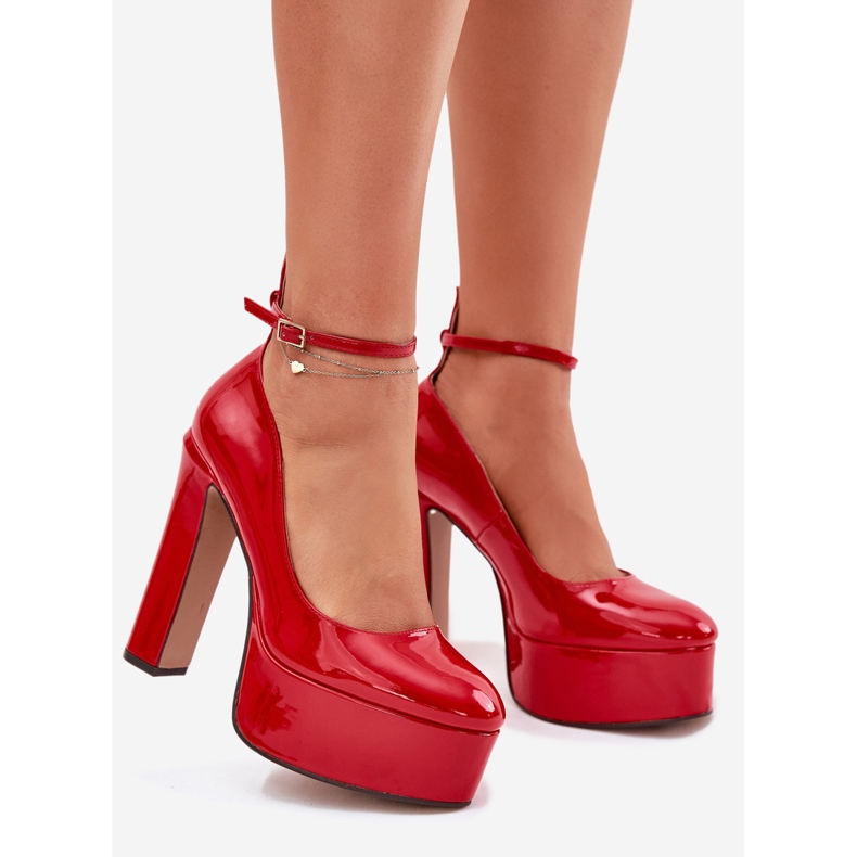 Bombas pintadas em um poste alto e plataforma vermelha vermelho 1