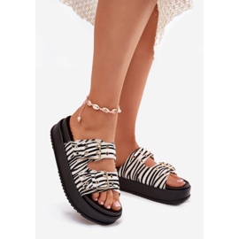Flips femininos com fivelas douradas na plataforma Zebra branco 1