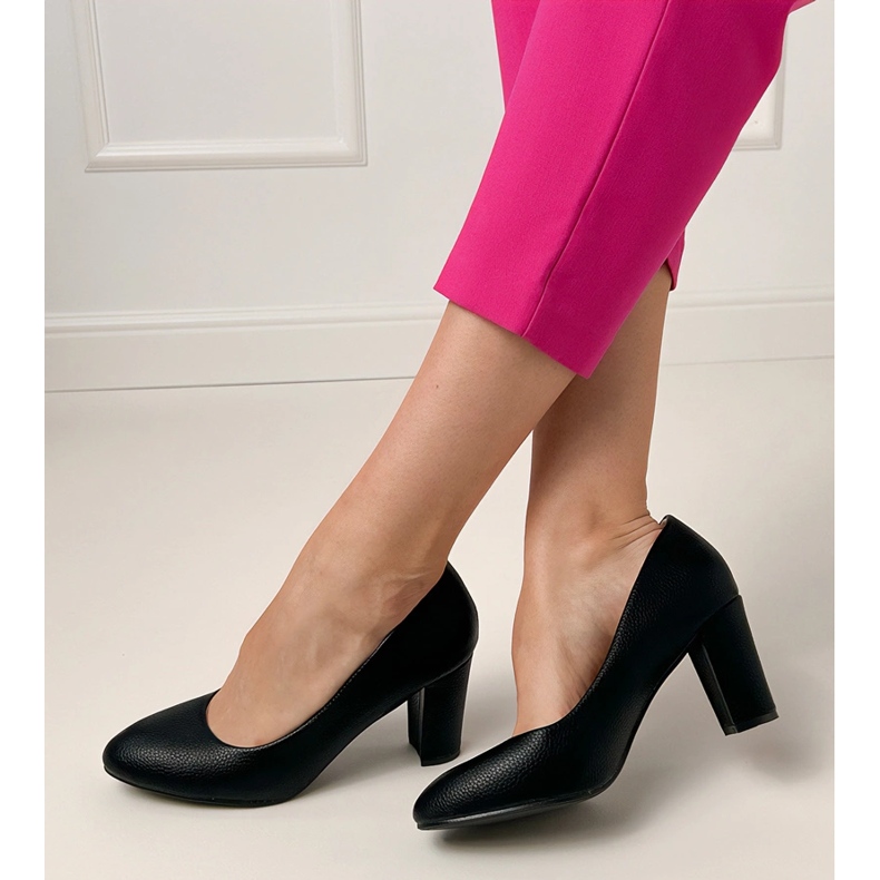 Bombas clássicas pretas na postagem preto 1