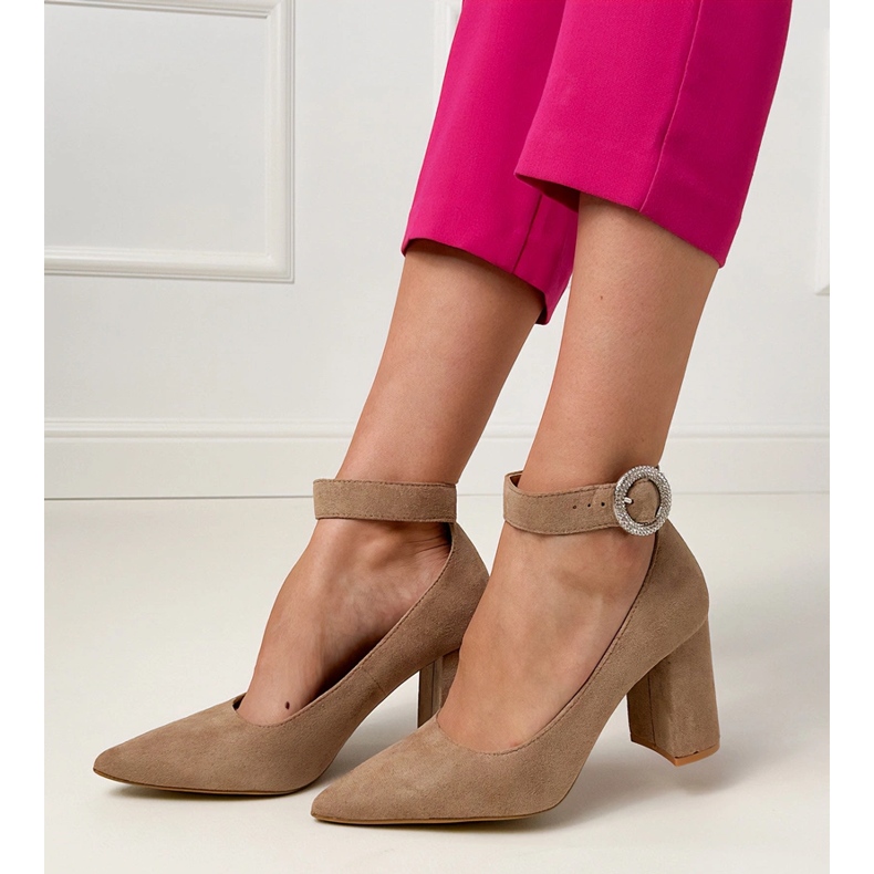 Bombas bege no poste com uma fivela e zircões 2