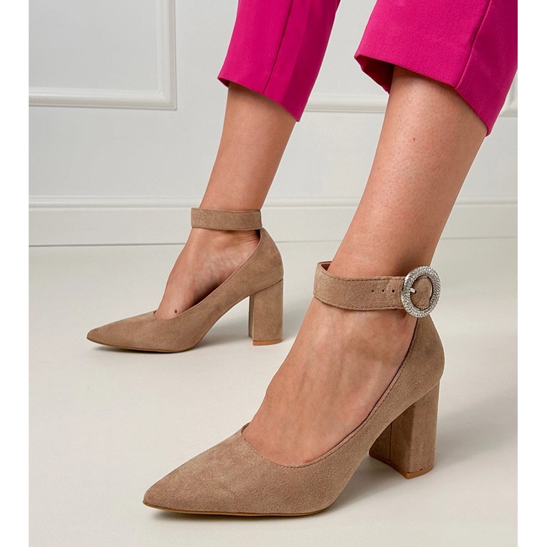 Bombas bege no poste com uma fivela e zircões 1