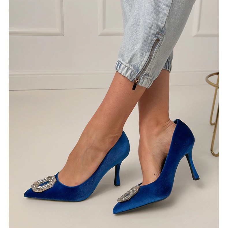 Bombas azuis da Marinha em um alfinete com zircões azul 1