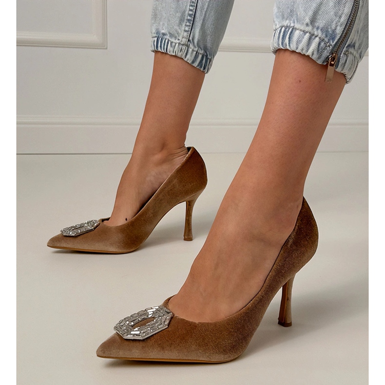 Bombas bege em um alfinete com zircões 1