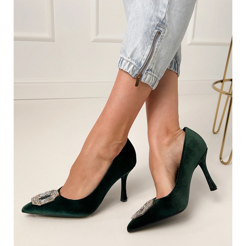 Bombas verdes em um alfinete com zircões 1