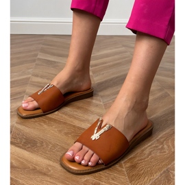 Flip -flops marrons com uma decoração de ouro marrom 1