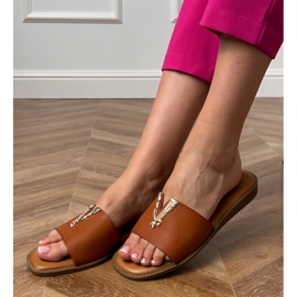 Flip -flops marrons com uma decoração de ouro marrom 2