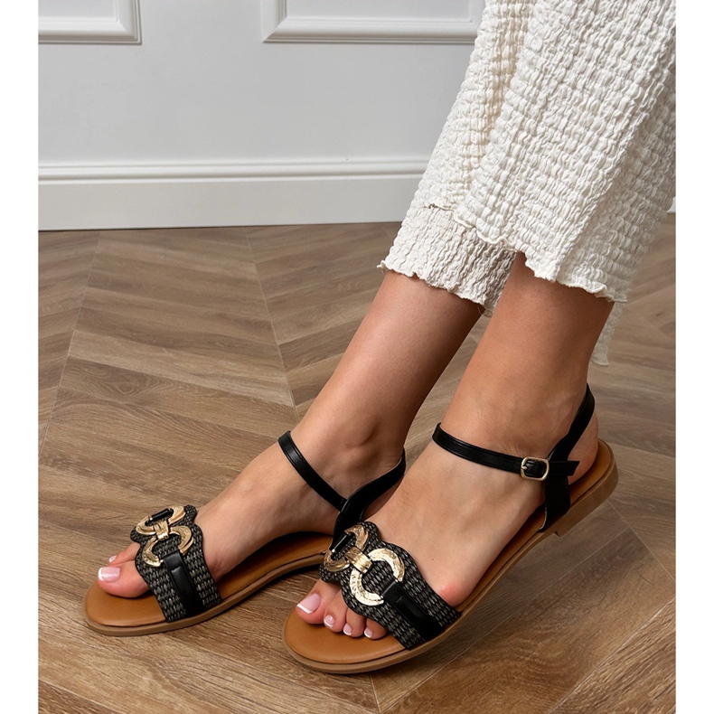 Sandálias planas pretas com uma decoração de ouro preto 1