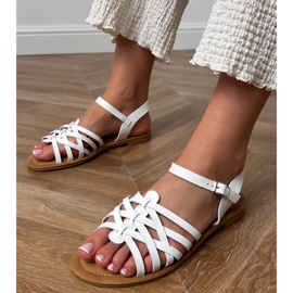 Sandálias brancas embrulhadas em uma sola plana branco 1