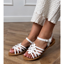 Sandálias brancas embrulhadas em uma sola plana branco 2