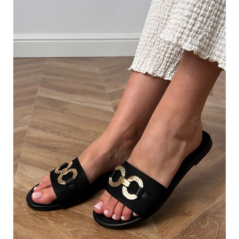Chinelos pretos com uma decoração de ouro no bar 1