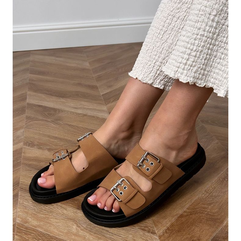 Flip -flops marrons com grampos em listras marrom 1