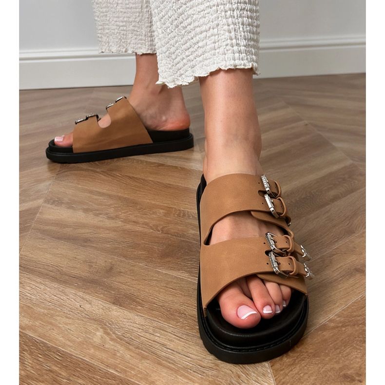 Flipers de mulheres marrons com fivelas decorativas bege 1