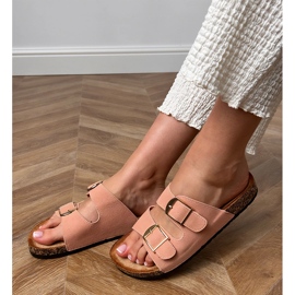 Chinelos rosa com grampos em uma sola de cortiça 1