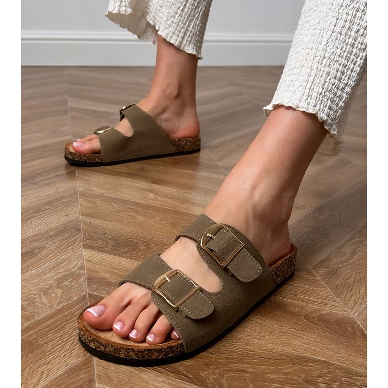 Chinelos verdes com grampos em uma sola de cortiça 2