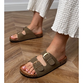 Chinelos verdes com grampos em uma sola de cortiça 1