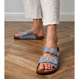 Chinelos azuis com grampos em uma sola de cortiça azul 1