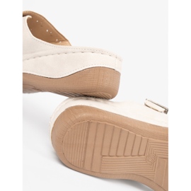 Seastar Chinelos em uma cunha baixa com grampos bege 1 Seastar Chinelos em uma cunha baixa com grampos bege 1