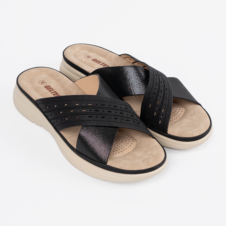 Chinelos pretos na plataforma 1