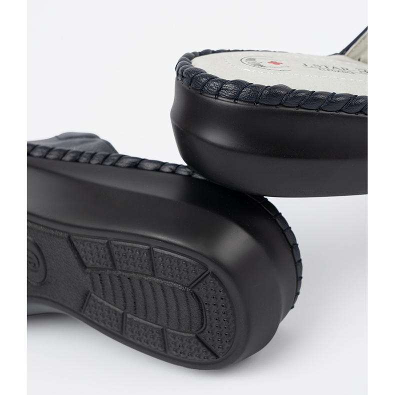 Chinelos femininos com uma inserção de couro azul marinho 2