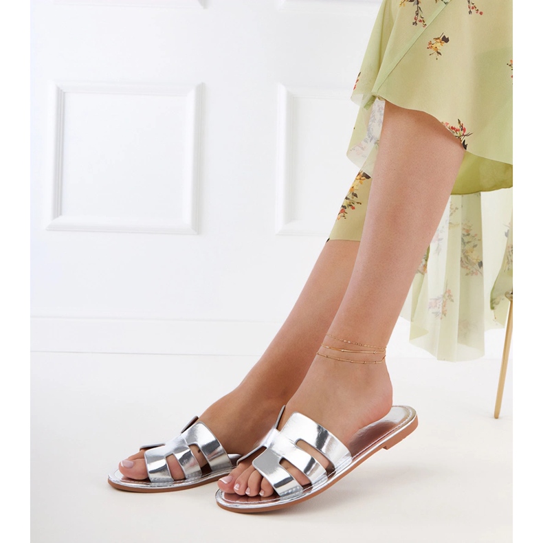 Flip -flops de prata decorados com recortes 1 Flip -flops de prata decorados com recortes 1