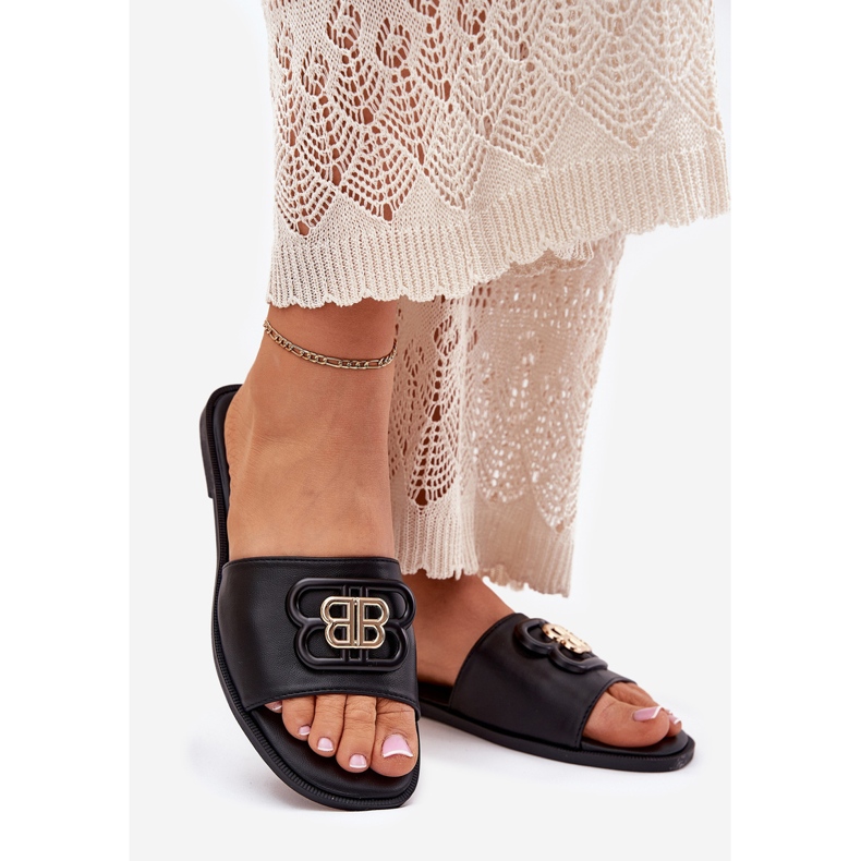 Chinelos de mulheres planas com detalhes decorativos pretos 1