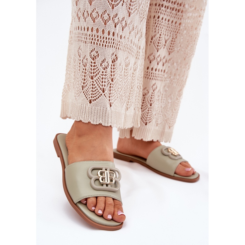 Chinelos de mulheres planas com um detalhe verde decorativo 2