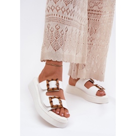 Flippers femininos de couro ECO na plataforma com fivelas brancas branco 2