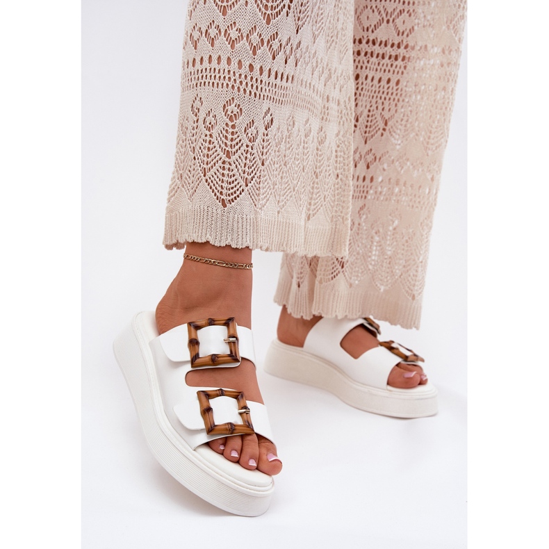 Flippers femininos de couro ECO na plataforma com fivelas brancas branco 2