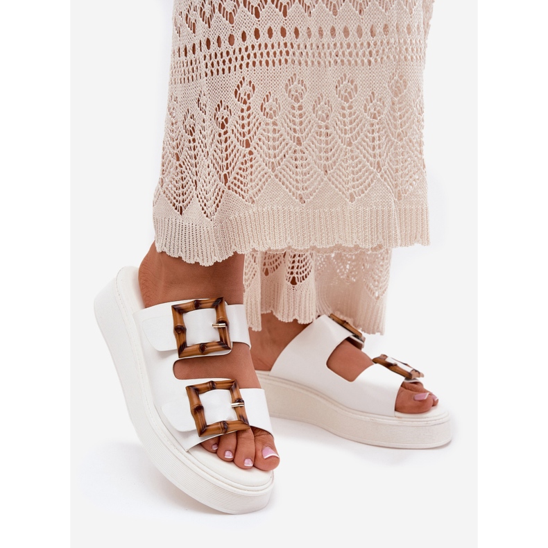 Flippers femininos de couro ECO na plataforma com fivelas brancas branco 1