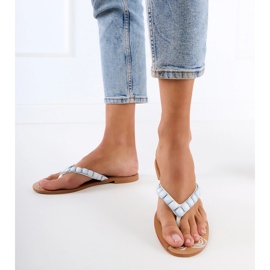 Flip -flops brancos decorados com seixos 1