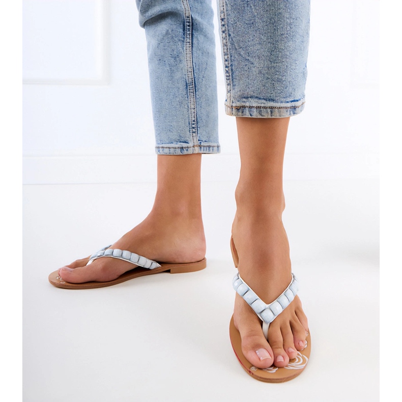 Flip -flops brancos decorados com seixos 1