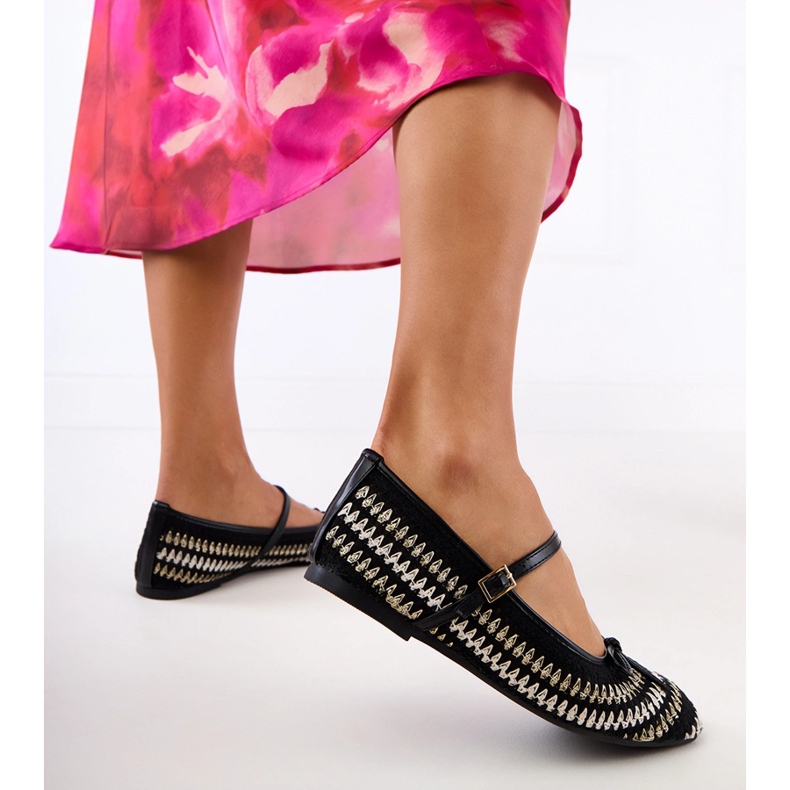 Bailarinas de material preto com uma fivela e um arco 1