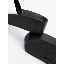 Goodin Chinelos em preto e branco em uma cunha baixa 1